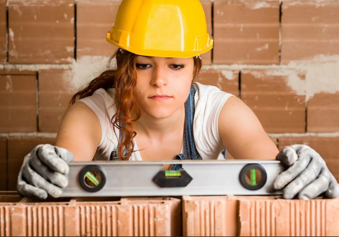 Девочки строим дом. Девочки строим дом. Девочки строим дом. Девочки строим дом. Девочка строит домик.