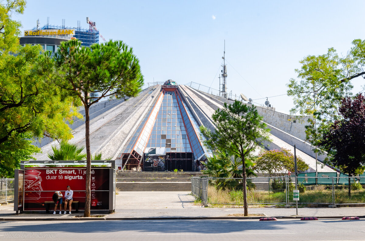 На заднем плане мавзолей Энвера Ходжи, в настоящее время заброшен и забыт.