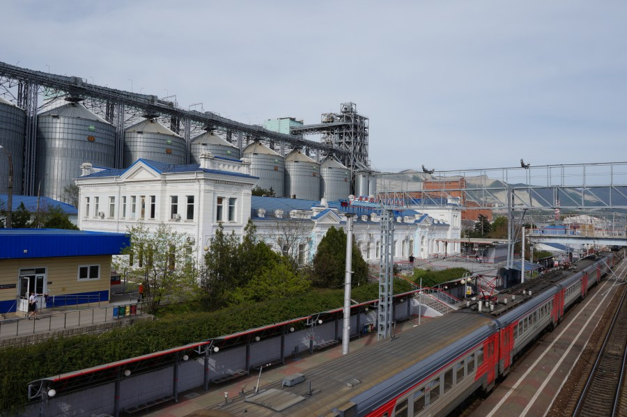 Рязань новороссийск жд. Крымск ЖД вокзал. Промышленность Новороссийска. Вокзал Новороссийск. ЖД вокзал Новороссийск.