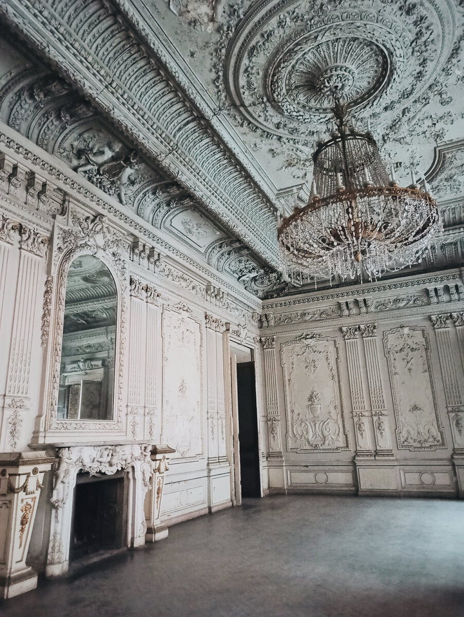 "Белый" или "Танцевальный" зал - главная жемчужина особняка