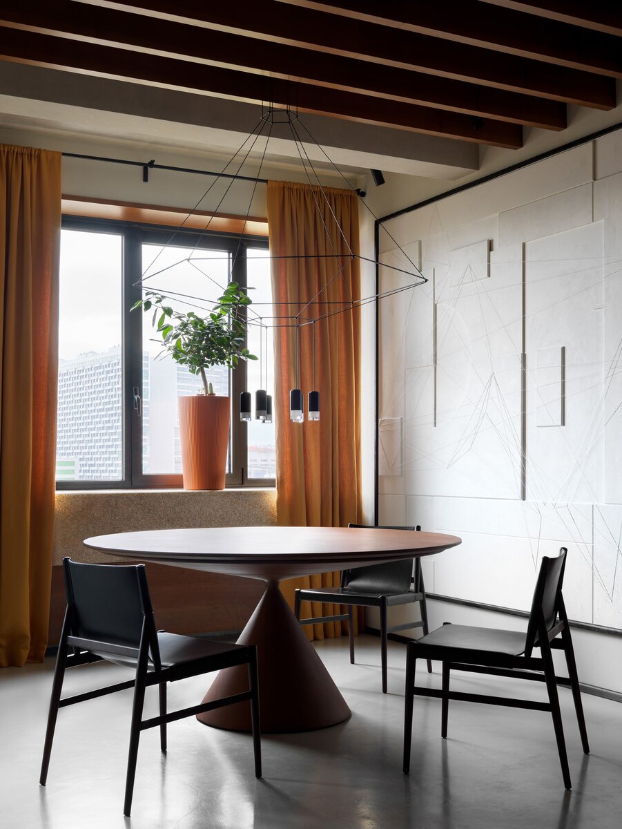 Фото: Сергей КрасюкЗона столовой. На стене панно художника Дениса Питанова. Светильник, Vibia; стол, Desalto; стулья, Porro.