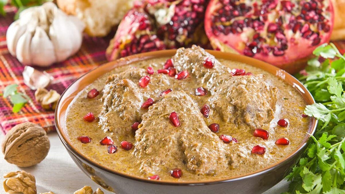 Сациви с орехами по грузински. Грузинская кухня сациви. Грузинская кухня курица сациви. Курица с грецкими орехами по-грузински сациви. Сациви из индейки в ореховом соусе