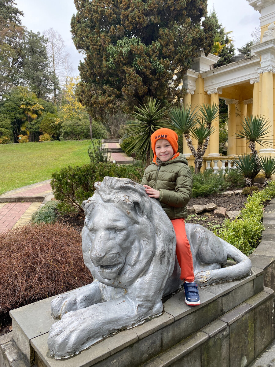 Фото автора. А потом навещает своего друга - льва 