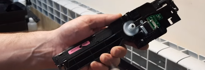 Линейка в положении home position. На дисплее 1 (единица)