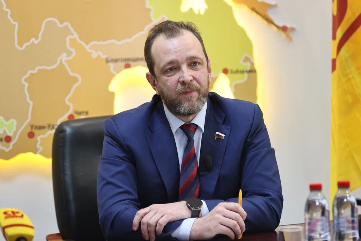 – Мы всё время говорим, что у нас какая-то система, мы чего-то думаем... Нет никакой системы! На месте люди видят разрушенные роддома, понимаете? У нас сегодня достижение, что мы привезли в центр новорожденного килограммового ребенка на вертолете, спасли его, радуемся всей Свердловской областью. Только потому, что там нет роддомов и специалистов, вертолетами возим. Хорошо, что возим. Но системы нет. Когда мы голосовали против QR-кодов, нам говорили, что мы втыкаем нож в спину врачам. Вот я сегодня хочу посмотреть, кто как будет голосовать, кто будет втыкать нож в спину нашим врачам и фельдшерам, – заявил с трибуны Госдумы заместитель руководителя фракции социалистов, руководитель проекта сети Центров защиты прав граждан Андрей Кузнецов.