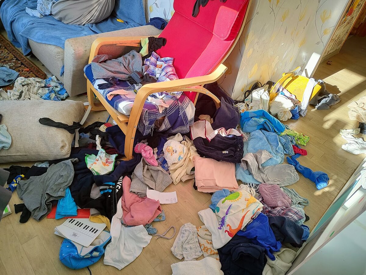 Хаос, нашедший выход вовне. Разгром, устроенный сыном с СДВГ в 10 лет, после которого психиатр прописал ему антипсихотическое средство. Причем к психиатру сын просился сам. Фото сделано мной весной 2022 года.