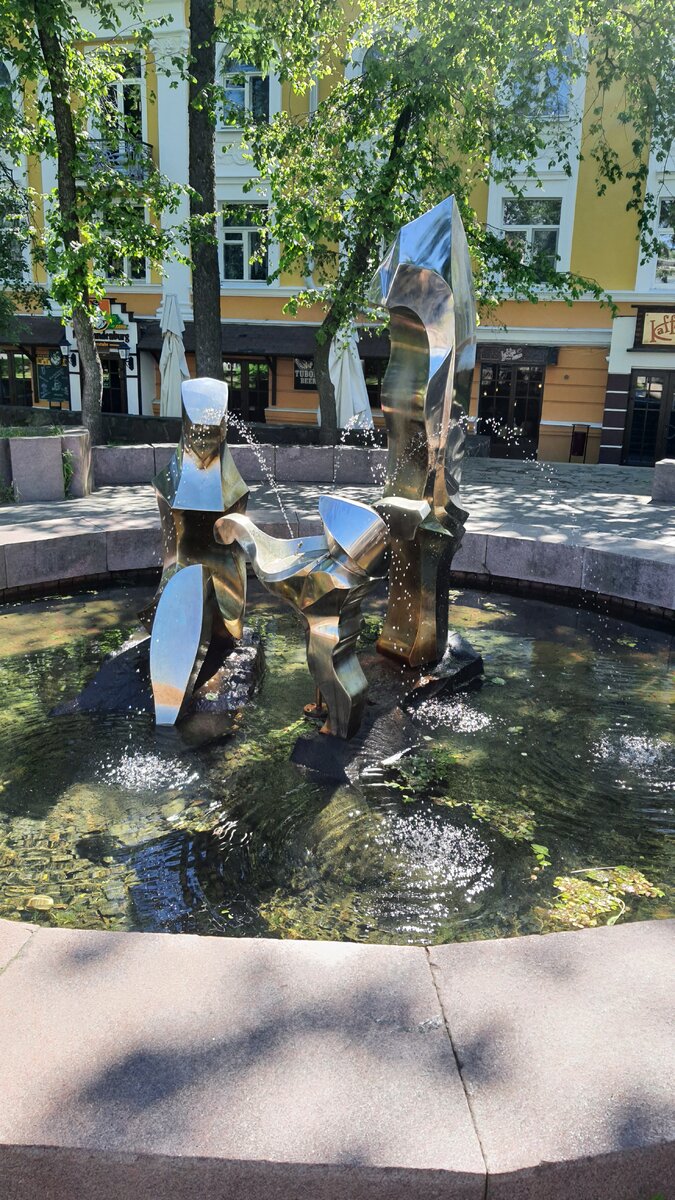 Фонтан по правой стороне проспекта