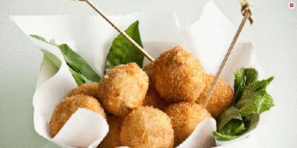 Картофель и грибы – идеальный тандем. Эти продукты прекрасно сочетаются в супе, запеканке, салате. Можно приготовить из картофеля котлеты и полить их грибным соусом или положить грибы внутрь в виде начинки.