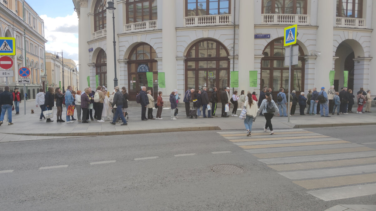 Это очередь в кассу. Она была такой весь день, я выходила и возвращалась, ничего не менялось. Не знаю, почему люди не покупали билеты онлайн, но вот. В любом случае, такие очереди – крутейший показатель для мероприятия