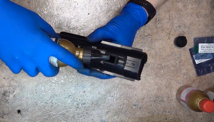 Фото 8. Засыпаем полученную смесь в картридж через выходное отверстие