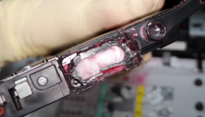 Фото 11. На другом картридже выпаяно отверстие в корпусе и заклеено скотчем, из-под которого подсыпает тонер (скотч не гарантирует герметичного прилегания к корпусу)