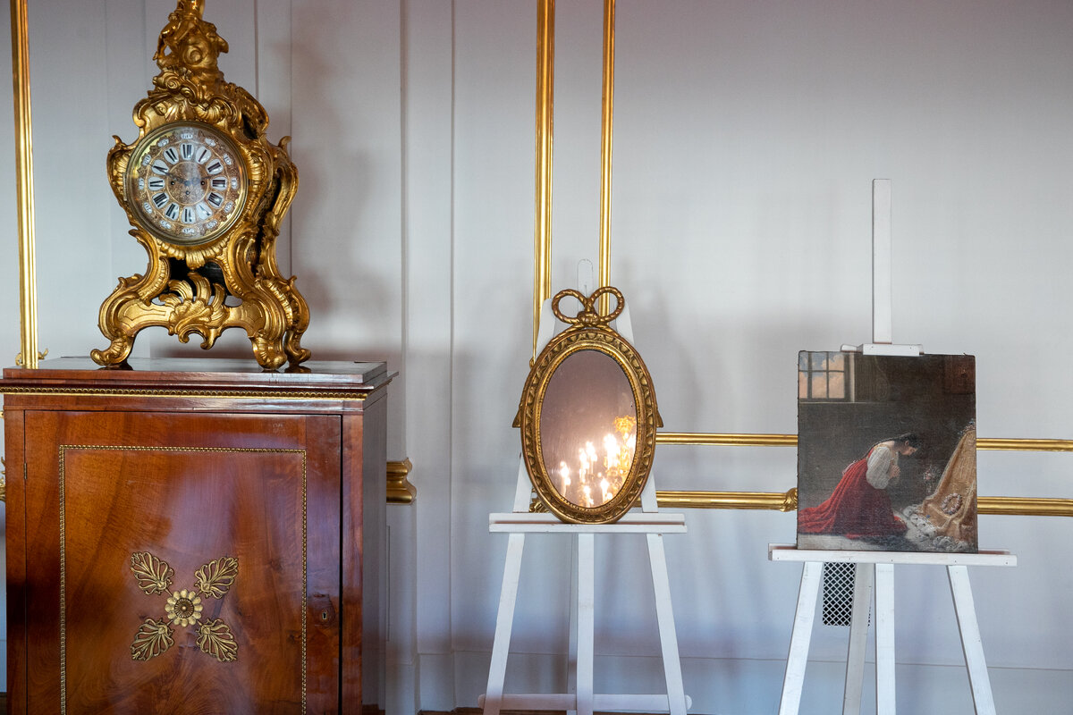 Произведение часы и зеркало. Вещи 18 века. Зал 17 19 веков с зеркалами. Меценат Карисалов подарил музею «Царское село» редкие экспонаты. Редкие вещи.