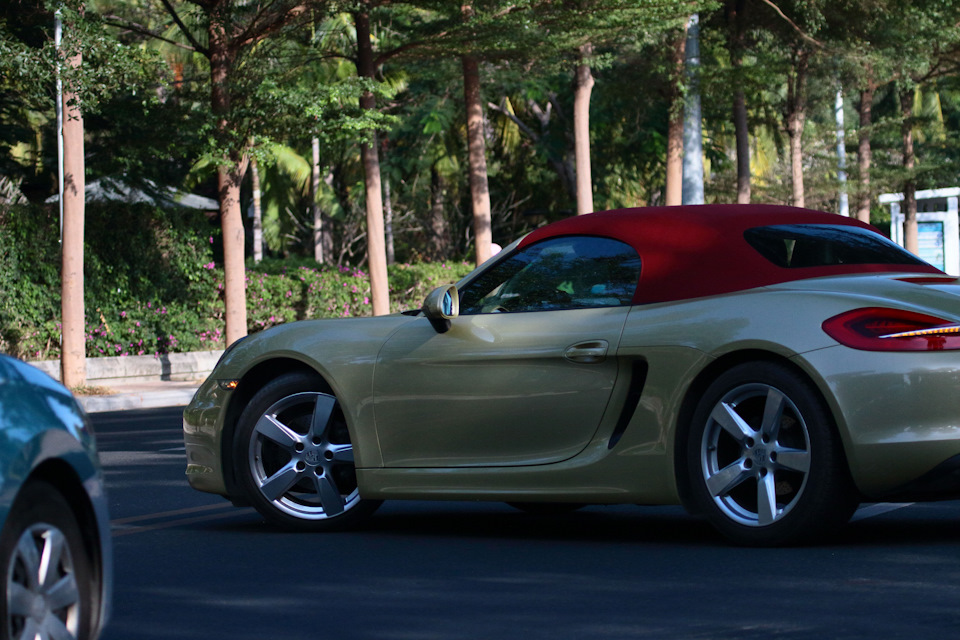 Типичный пример: разворот через 2-ю сплошную полосу, С ПОВОРОТНИКОМ! Что как бы намекает, что это - обычный процесс.