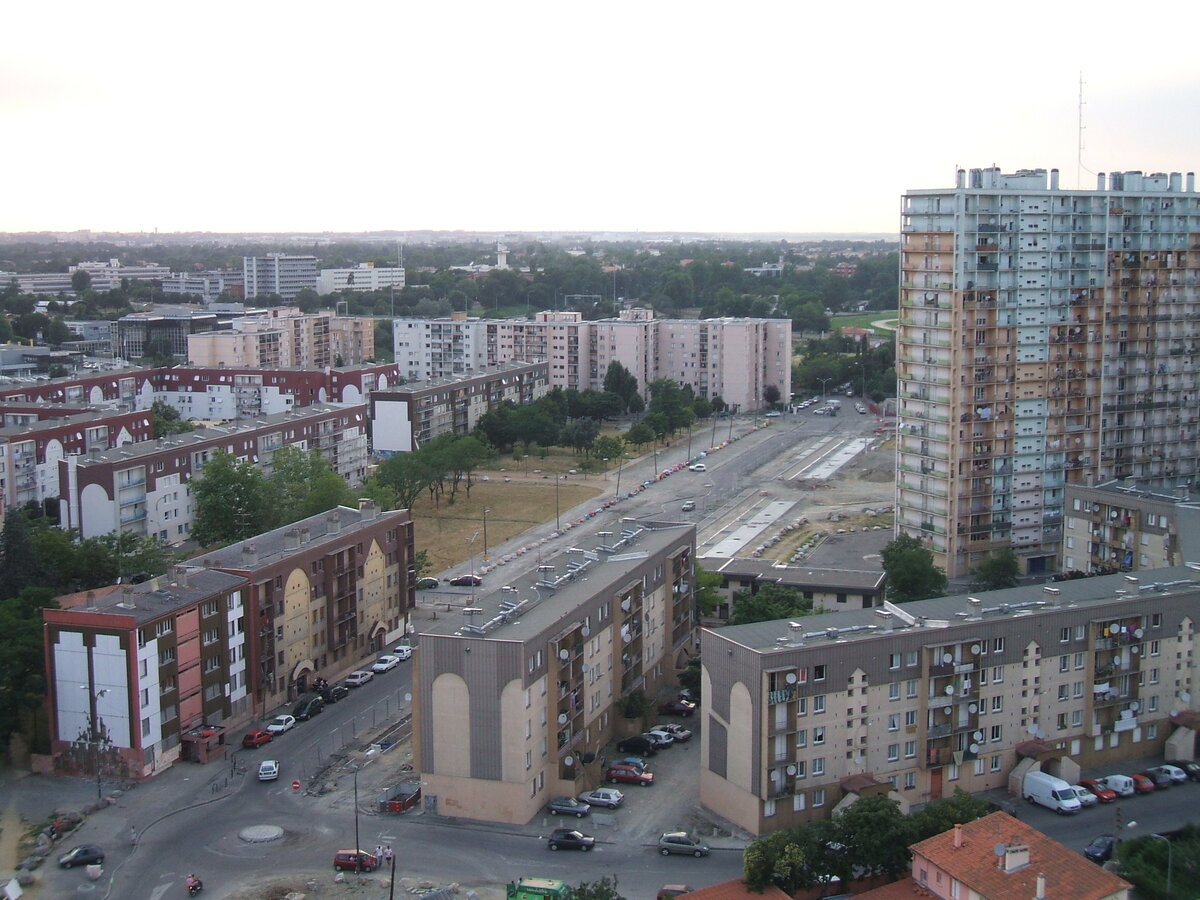 Пригороды Тулузы - типичный пейзаж т.н. банлье, заселенных выходцами из Ближнего Востока. 