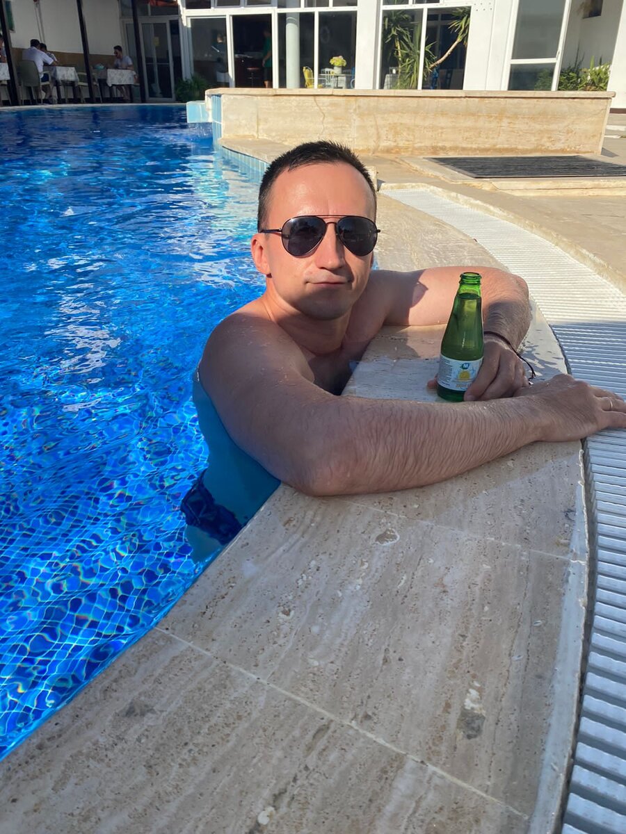 Конечно мы не могли не искупаться напоследок в басике в нашем отеле.😀