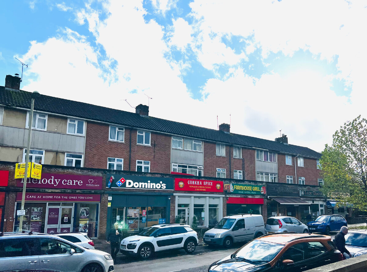 Улица с небольшими магазинчиками в одном из районов города Винчестер. Фотография из личного архива. 