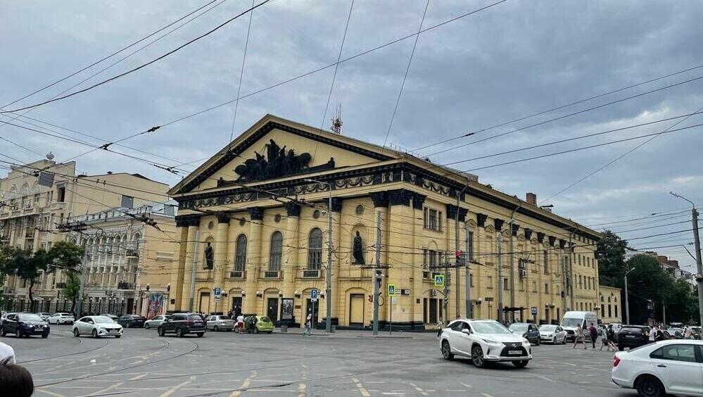     В центре Ростова введут запрет на парковку и стоянку вдоль проспекта Буденновского с 21 ноября, об этом сообщили в администрации города.