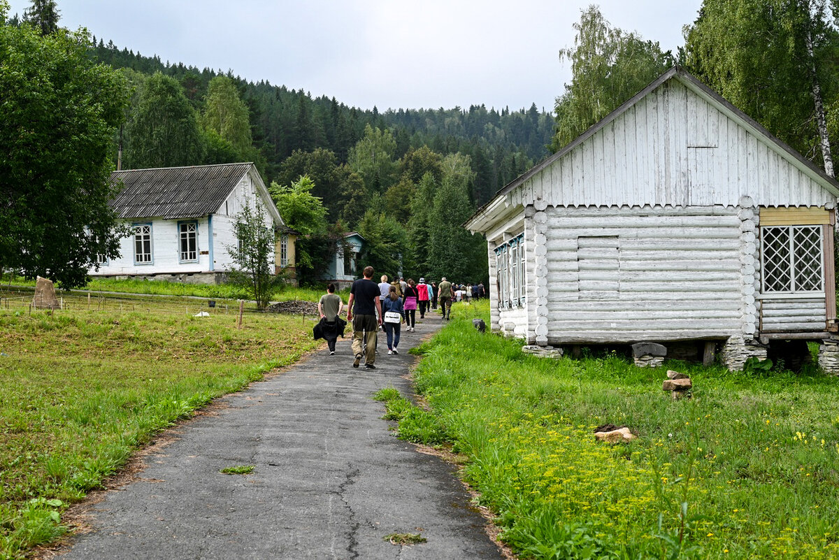 Держим путь к пещере через закрытый детский лагерь. Фото из личного архива.