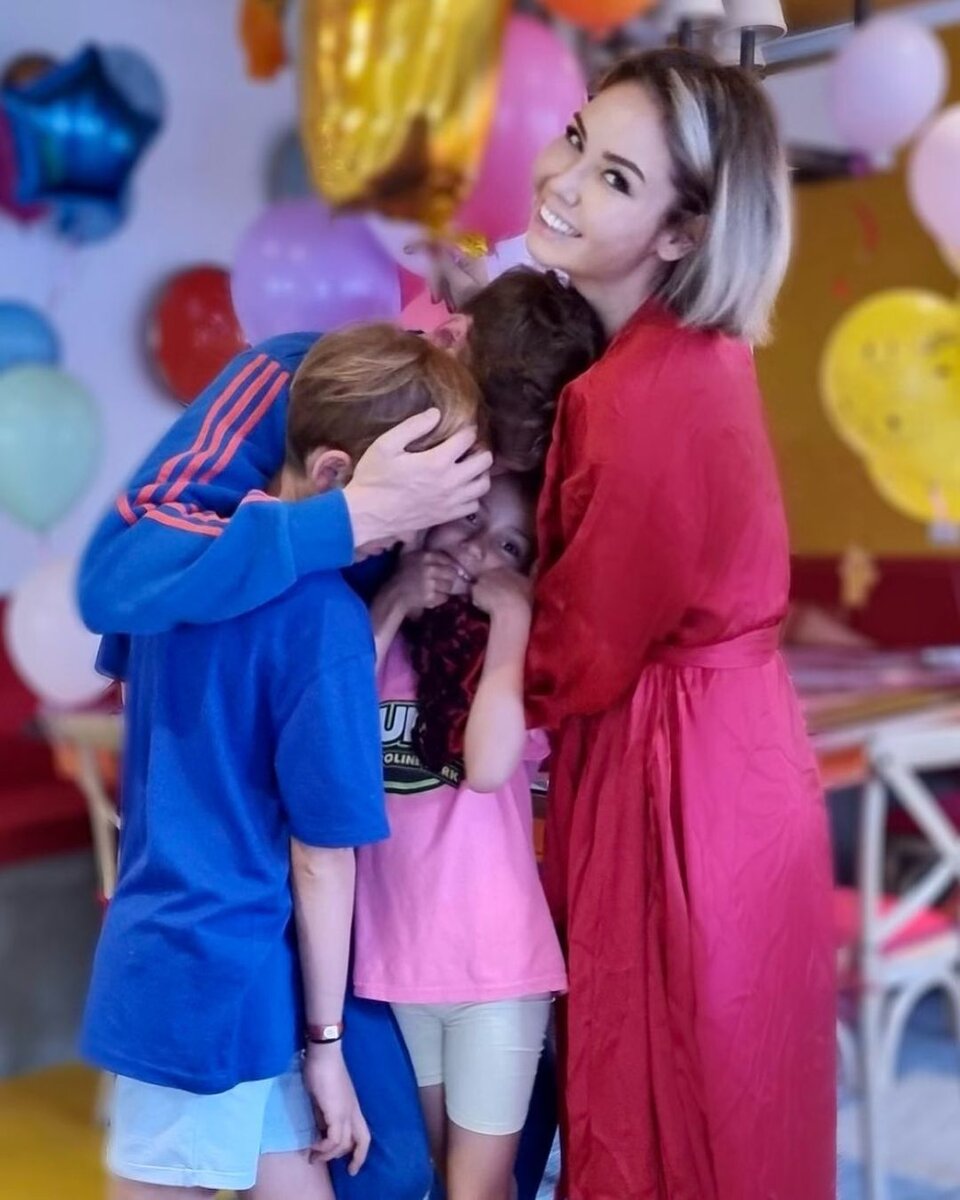    Ляйсан Утяшева и Павел Воля воспитывают двоих детейСоцсети Ляйсан Утяшевой