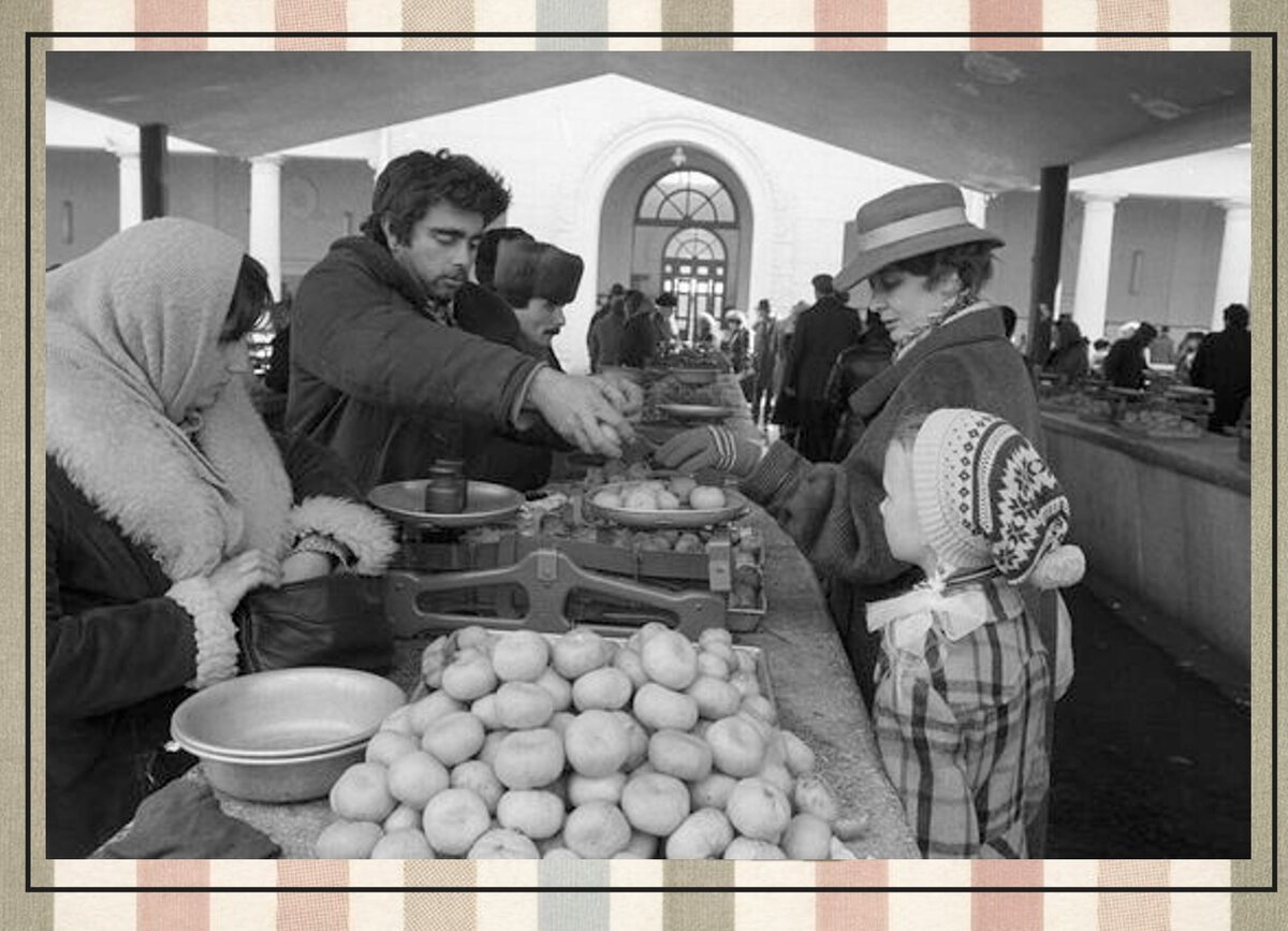 продавец мандаринов на рынке в Сочи, 1987 год.  Источник фото: https://riamediabank.ru/media/2974277.html