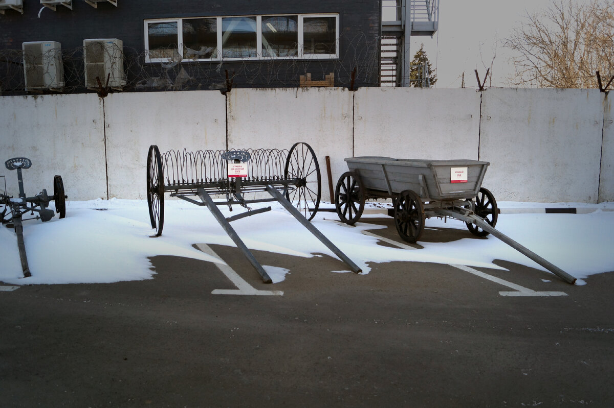 В центре грабли на конной тяге, справа - конный ход, слева косилка. Продукция Ростсельмаш в 1929-1941 гг.