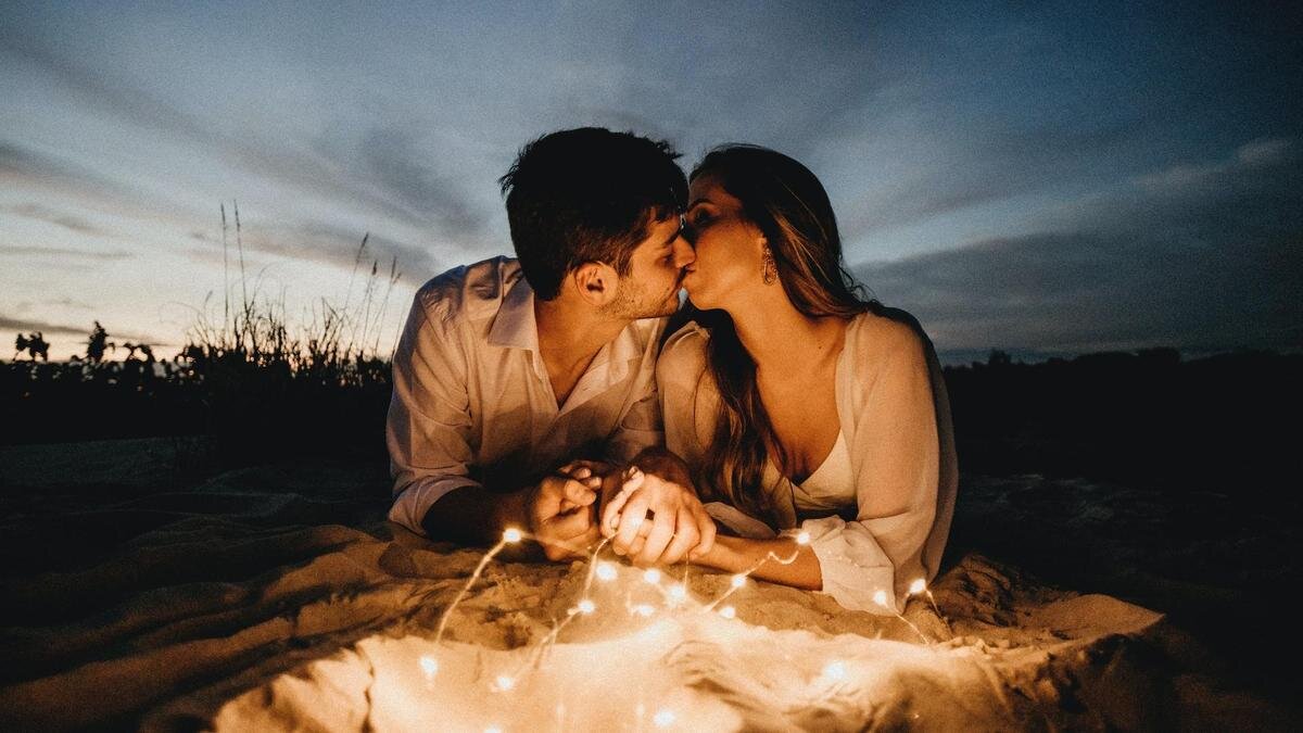    Мужчина и женщина целуют на пляже:Unsplash/Jonathan Borba
