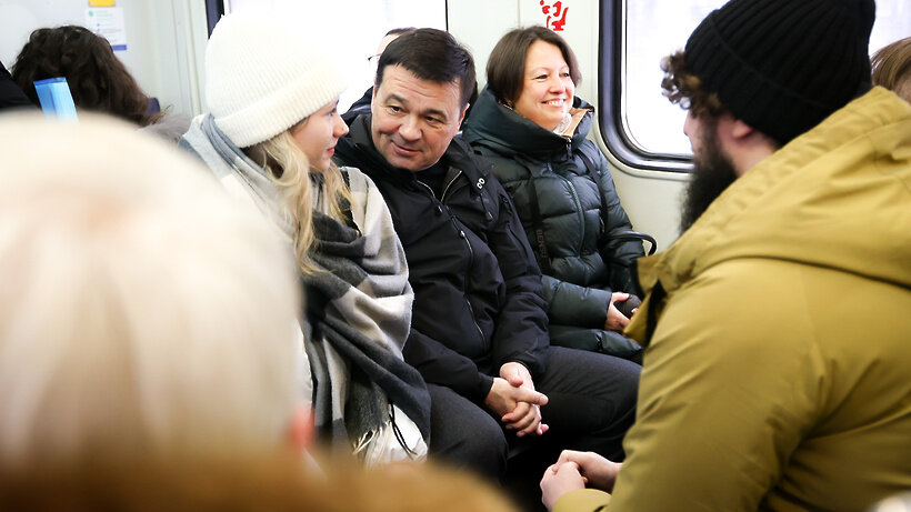    Губернатор Андрей Воробьев в электричке в Пушкино © Антон Чернов, «Подмосковье Сегодня»