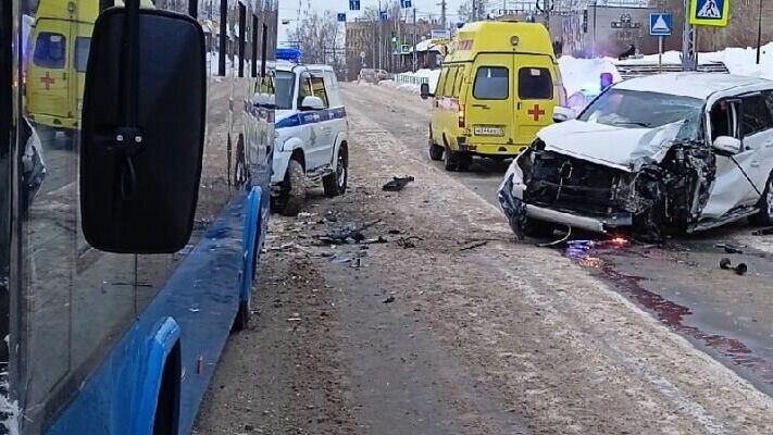     В деле о ДТП с участием троллейбуса и внедорожника на улице Антикайнена в Петрозаводске появились новые подробности, о которых пишет республиканское интернет-издание.