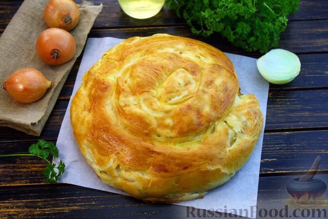 молоко, вода, масло растительное, мука, дрожжи сухие, сахар, соль, лук репчатый, масло сливочное, яйца