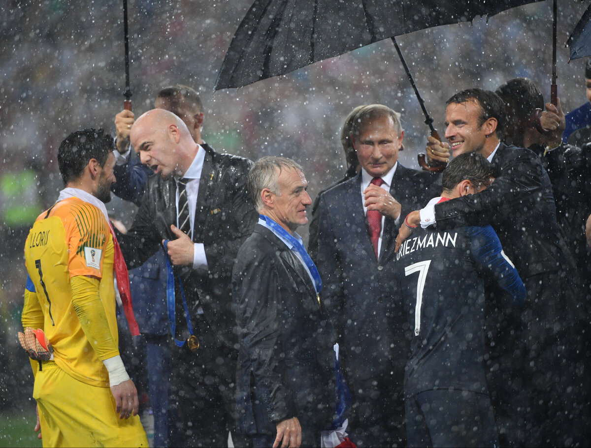 Дидье Дешам на награждении после финала ЧМ-2018 Франция - Хорватия (4:2), 16 июля в Москве, «Лужники». Фото Александр Федоров, «СЭ»