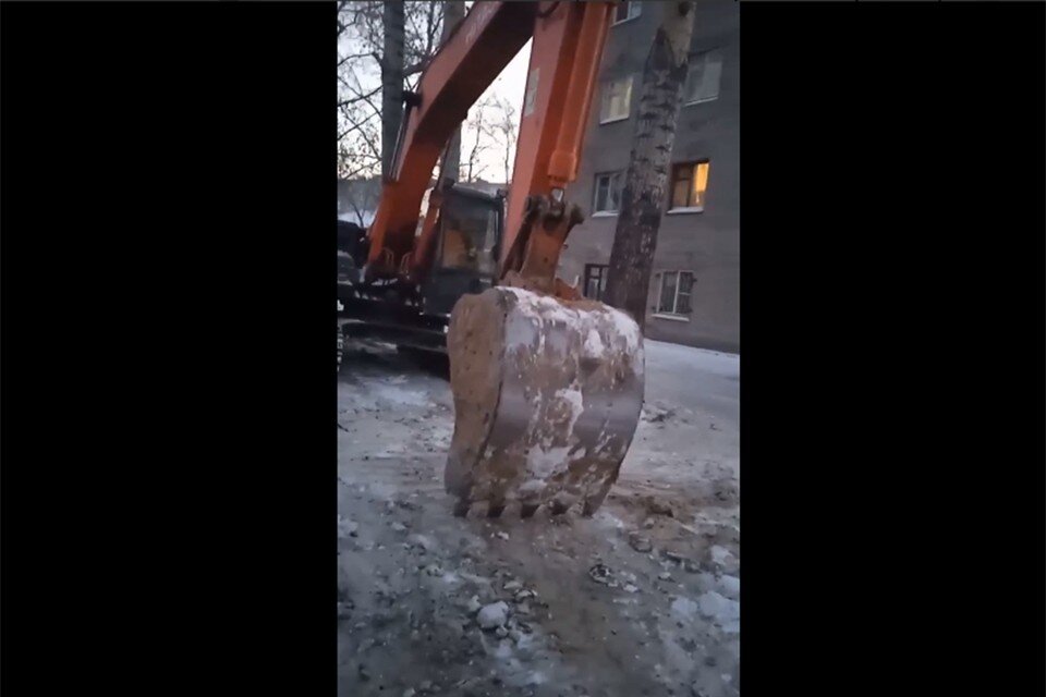     Техника, которая мешает спать барнаульцам. Скриншот видео со страницы "Чёрное и Белое Барнаул"