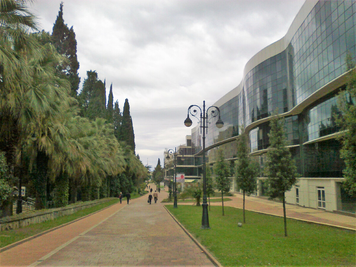 Торговые помещения на Навагинской. До пандемии. Сейчас тут почти всегда много людей.