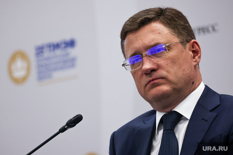    Россия рассматривает ответные меры на введение потолка цен на нефть, сказал Александр Новак