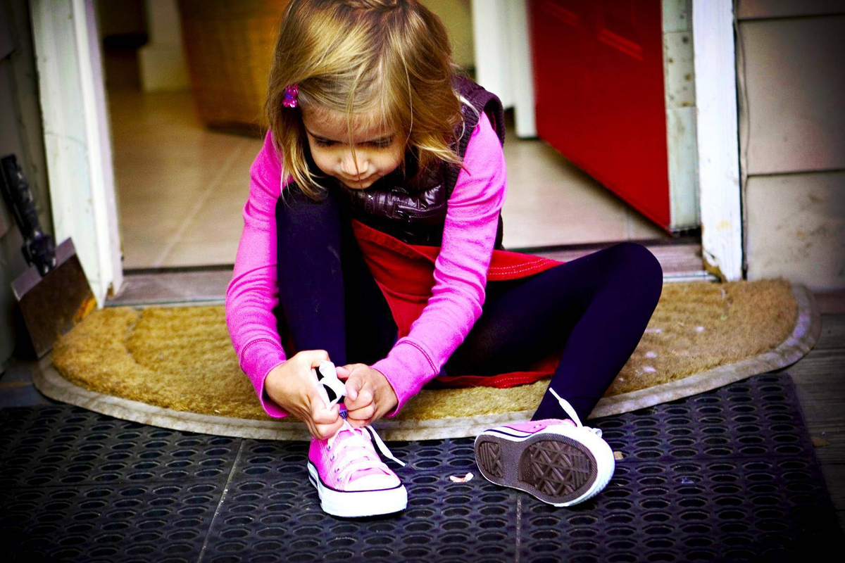 Когда ребенку одевать обувь. Девочка обувается. Обувь для девочек. Девочка надевает туфли. Дети в кроссовках.