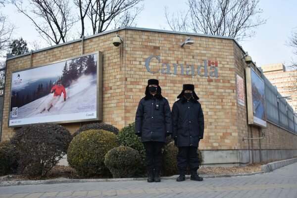 Китайские полицейские стоят на страже у посольства Канады в Пекине 10 декабря 2018 г. (Greg Baker/AFP/Getty Images)