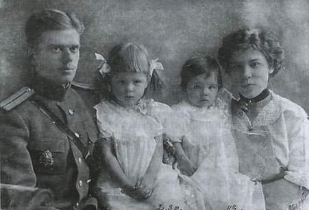 Анатолий Николаевич Пепеляеа с супругой и детьми в годы Первой Мировой войны