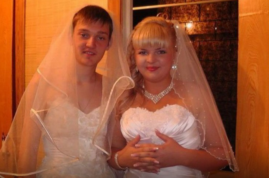 Привет где нет невест. Свадьба фото. Самые позорные Свадебные платья. Жених и невеста прикол. Смешные Свадебные фото жениха и невесты.