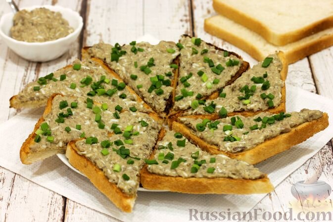 консервы рыбные, яйца, лук зелёный, майонез, хлеб для тостов, чеснок, перец чёрный молотый