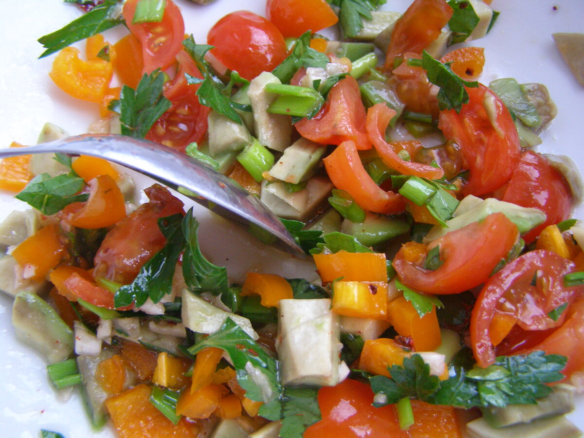 Сбалансированный салатик яркий и полезный! Заправить тоже можно майонезом, но лучше йогуртом.