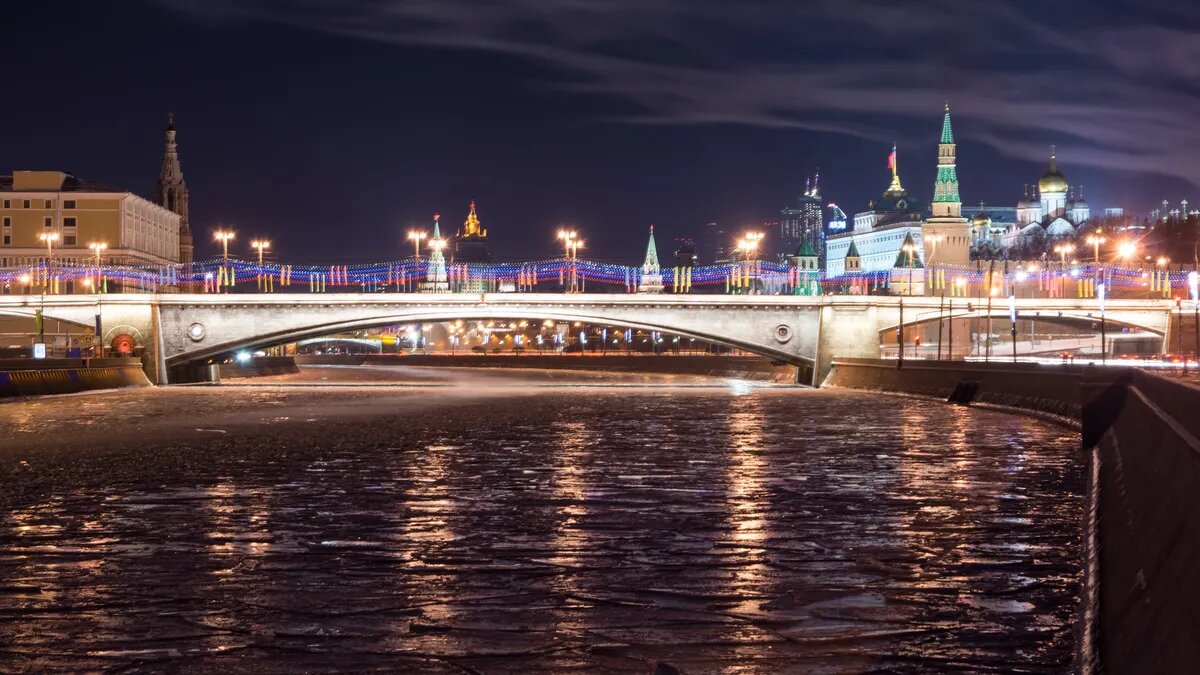 В честь новогодних праздников общественный транспорт в Москве будет украшен. Фото: Pxfuel.com