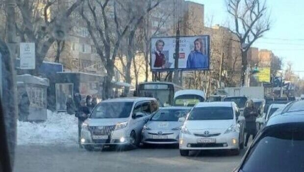     Во Владивостоке на Океанском проспекте произошло массовое ДТП. Фактически движение заблокировано.