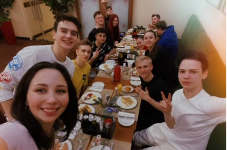 Завтрак фигуристов в день показательных выступлений на чемпионате России. Источник фото: страница в соцсети Елизаветы Туктамышевой.