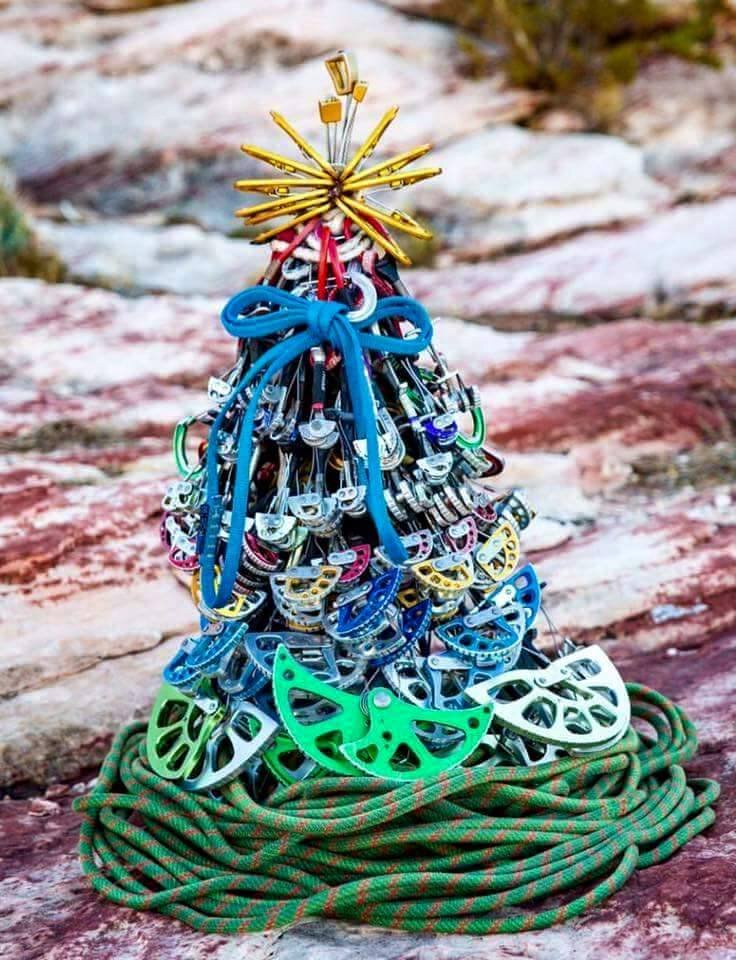 Новогодняя ёлочка. У скалолазов свои приколы.