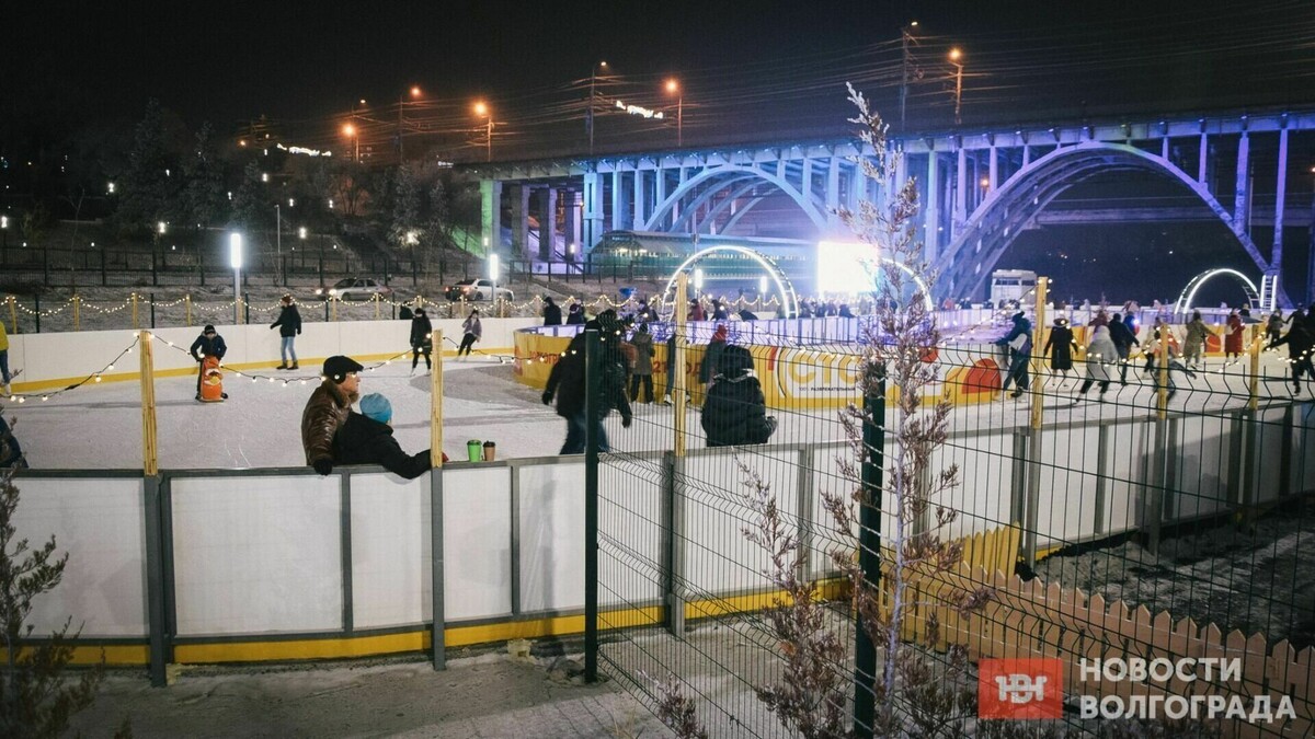     Катки в ЦПКиО и «Раздолье» открыли после аномального для зимы потепления в Волгограде. На площадках горожан ждут аниматоры и веселые мероприятия.