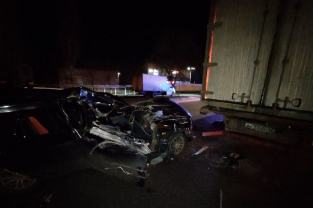    В Воронеже LADA врезалась в припаркованный грузовик: два человека погибли