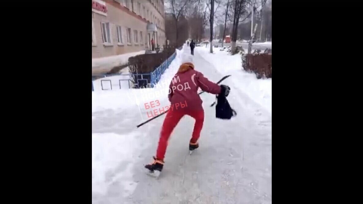     Житель Арзамаса решил воспользоваться обледеневшими дорогами и передвигаться по ним на коньках. Об этом сообщается в паблике «Нижний Новгород. Без цензуры».