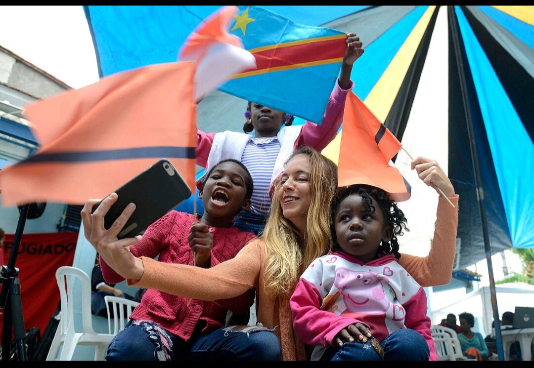 Дети-беженцы и из флаги