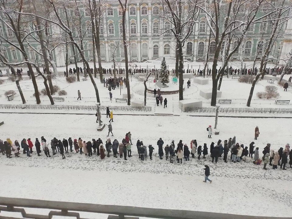     Уставшие от салатов и телевизора петербуржцы и гости города массово пошли окультуриваться. Фото: ВК/Афиша Санкт-Петербурга | Питер