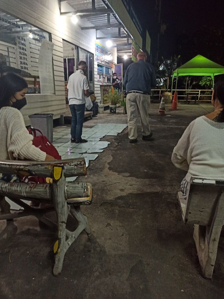 Слева кассы, мы сидим на скамеечках для ожидающих