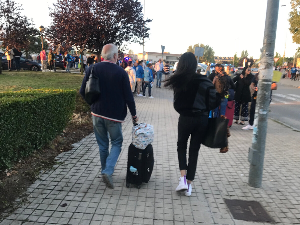 Муж с дочкой идут в сторону Академии